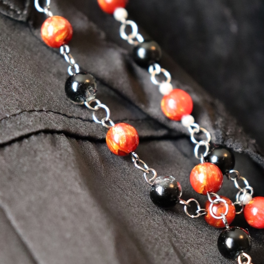 Elegant Red and Black Beaded Necklace - Picture 5 of 7